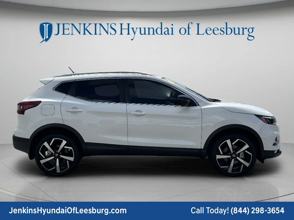 Used 2021 White Nissan SL image 3