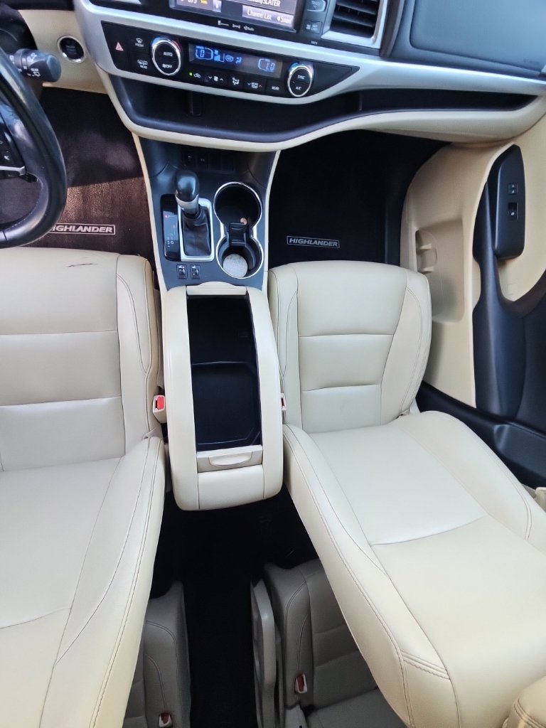 Used 2017 White Toyota XLE image 32