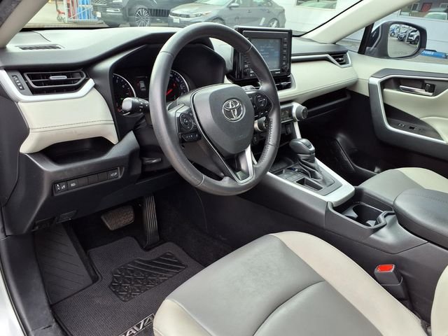 Used 2021 Silver Toyota XLE Premium image 4