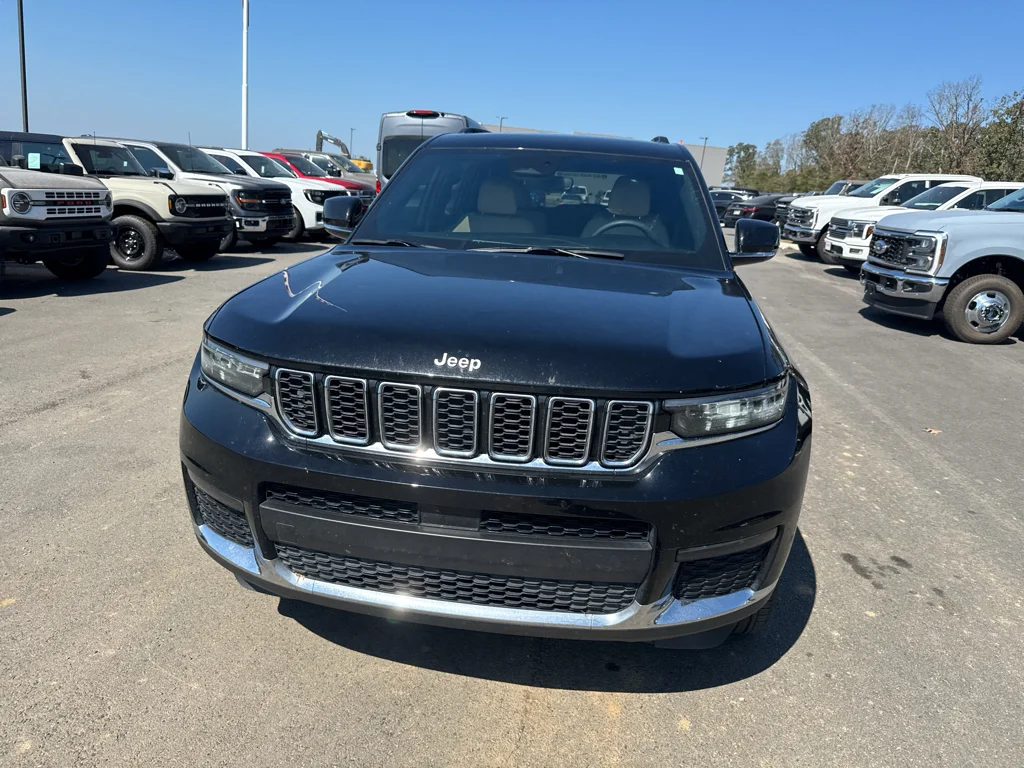 Used 2024 Diamond Black Crystal Pearlcoat Jeep Limited image 2