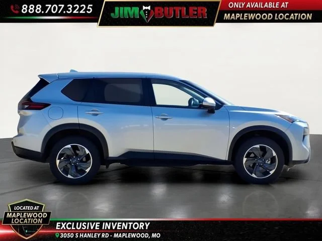 Used 2024  Nissan SV image 5