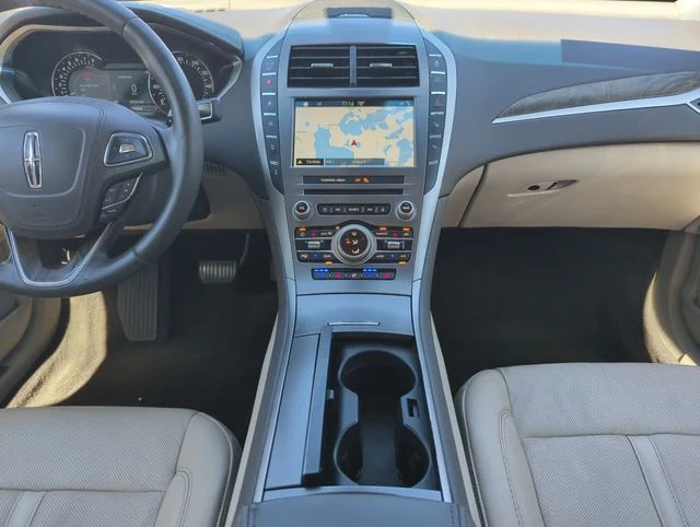 Used 2017 Red Lincoln Reserve image 26