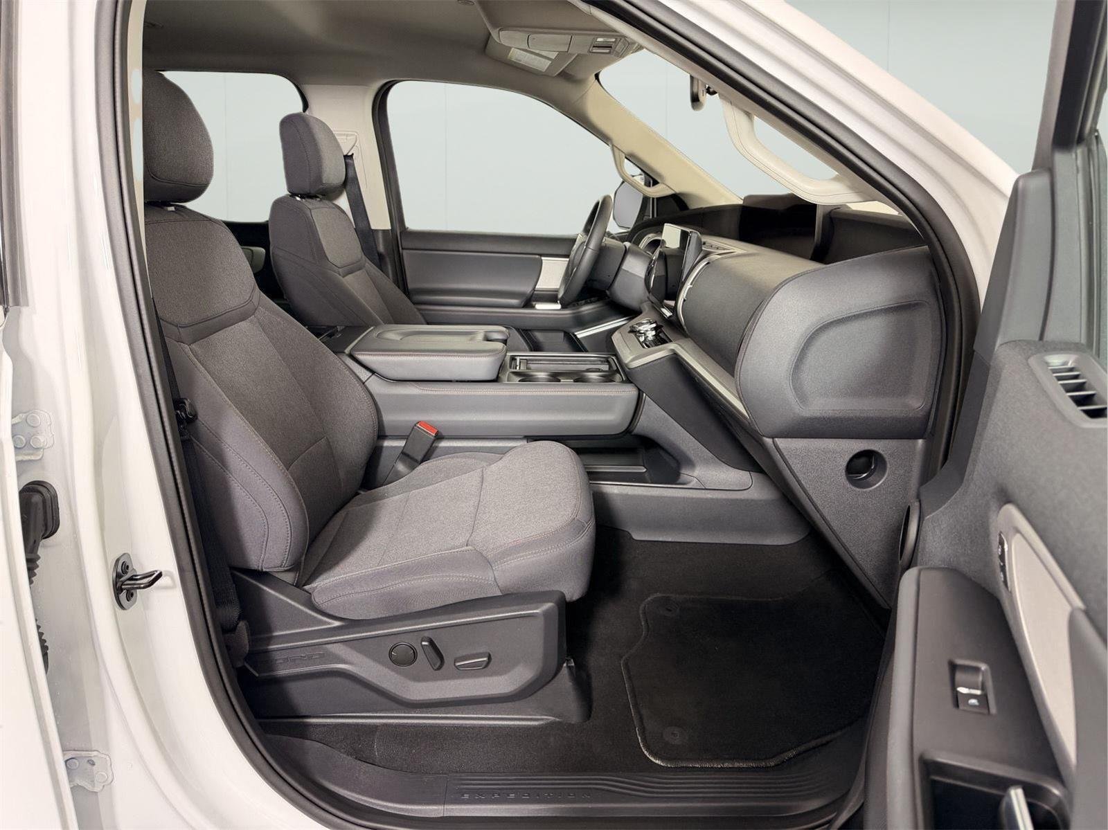 Used 2025 Oxford White Ford Active image 23