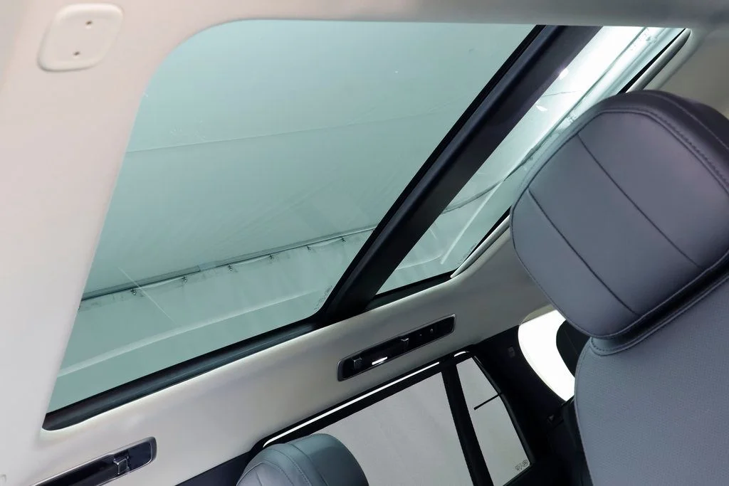 New 2025 Black Land Rover SE LWB 7 Passenger image 15
