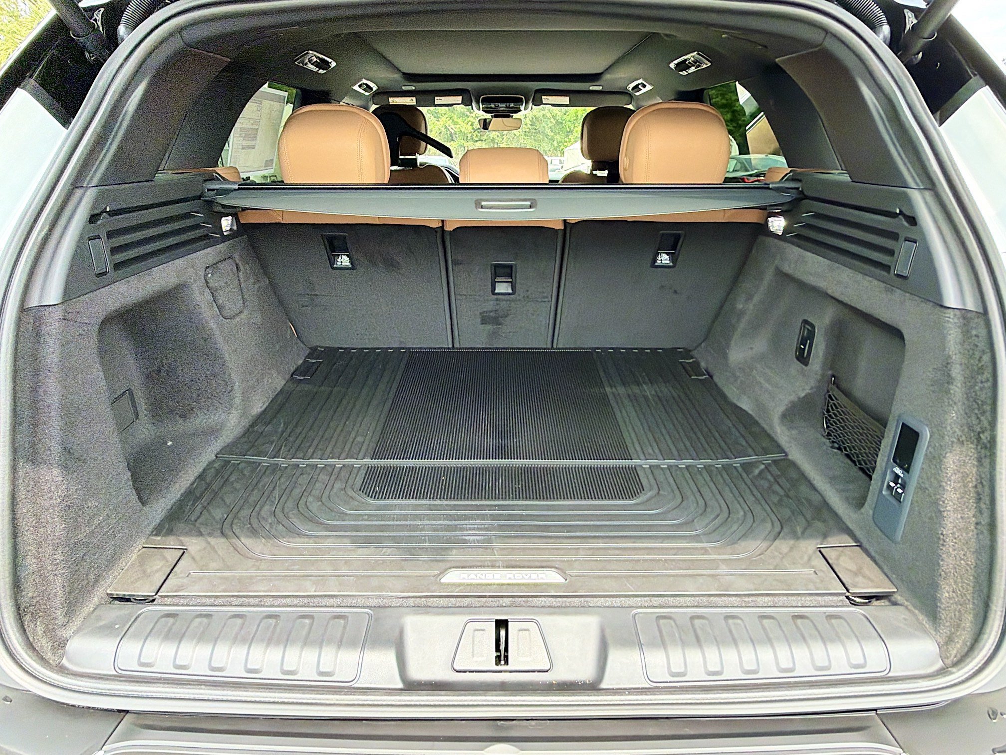 New 2026 Fuji White Land Rover SE image 12