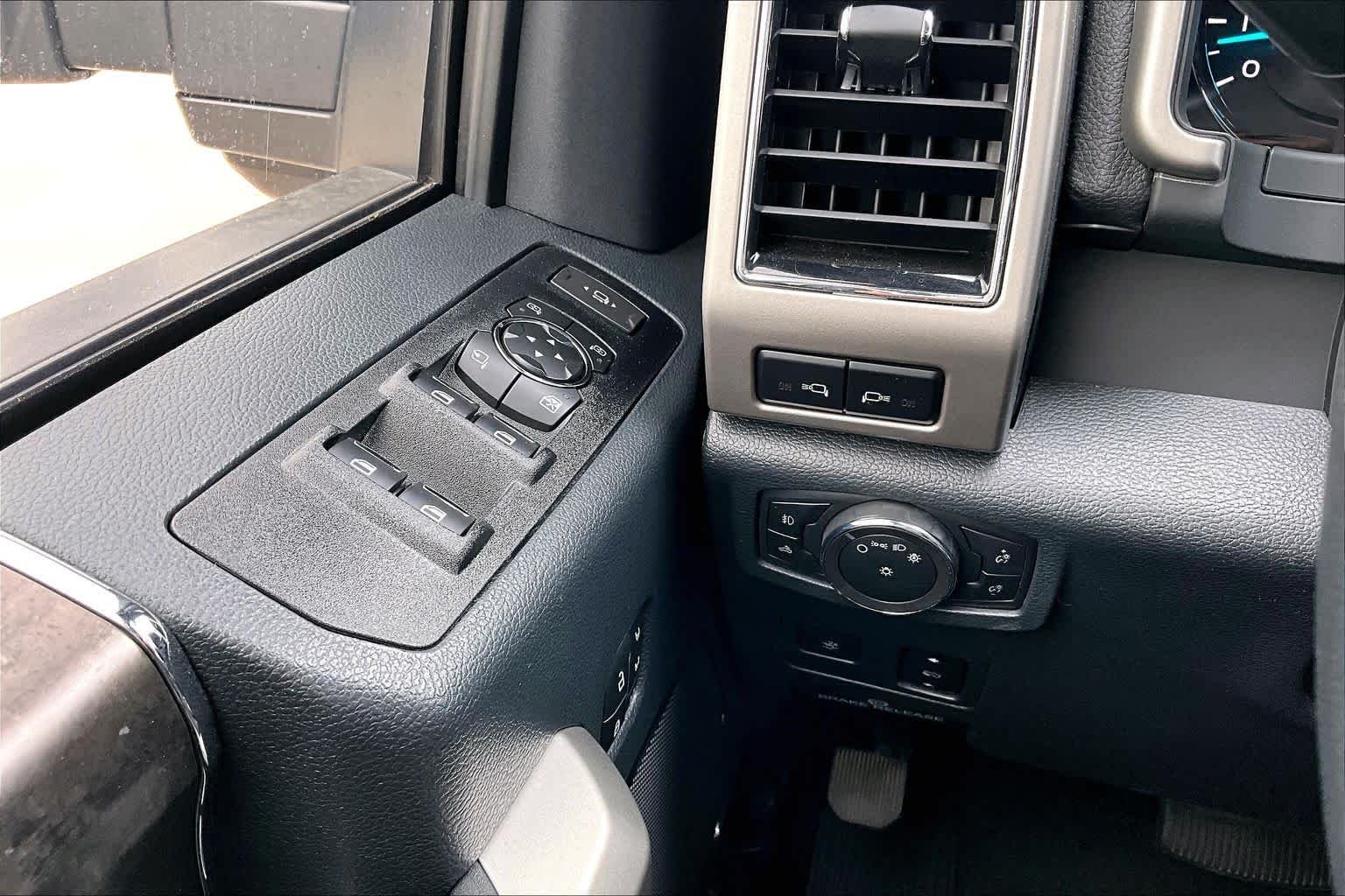Used 2022 Star White Metallic Tri-Coat Ford LARIAT image 36