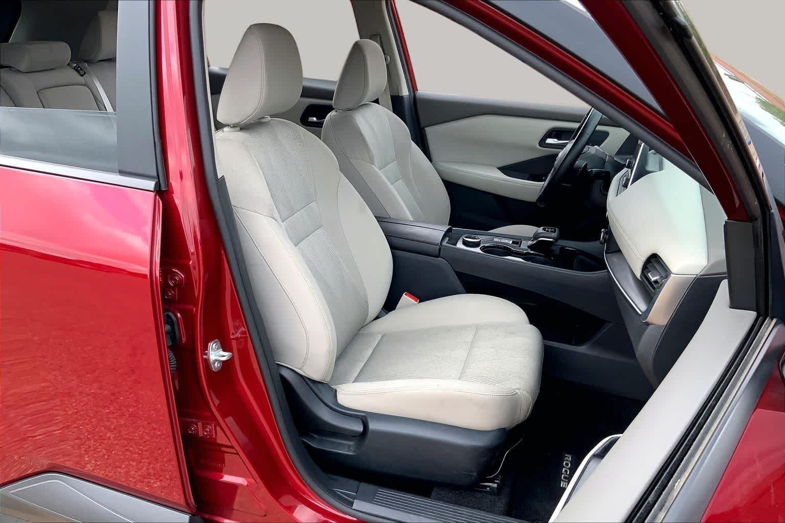 Used 2025 Scarlet Ember Tintcoat Nissan SV image 9