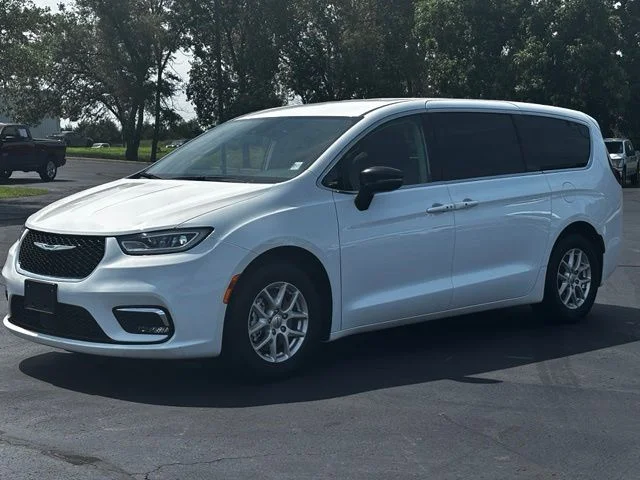 Used 2024 White Chrysler Touring L image 4