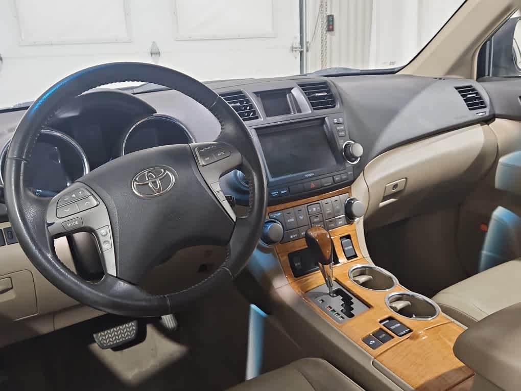 Used 2010 Cypress Pearl Toyota Limited w/3rd Row image 10