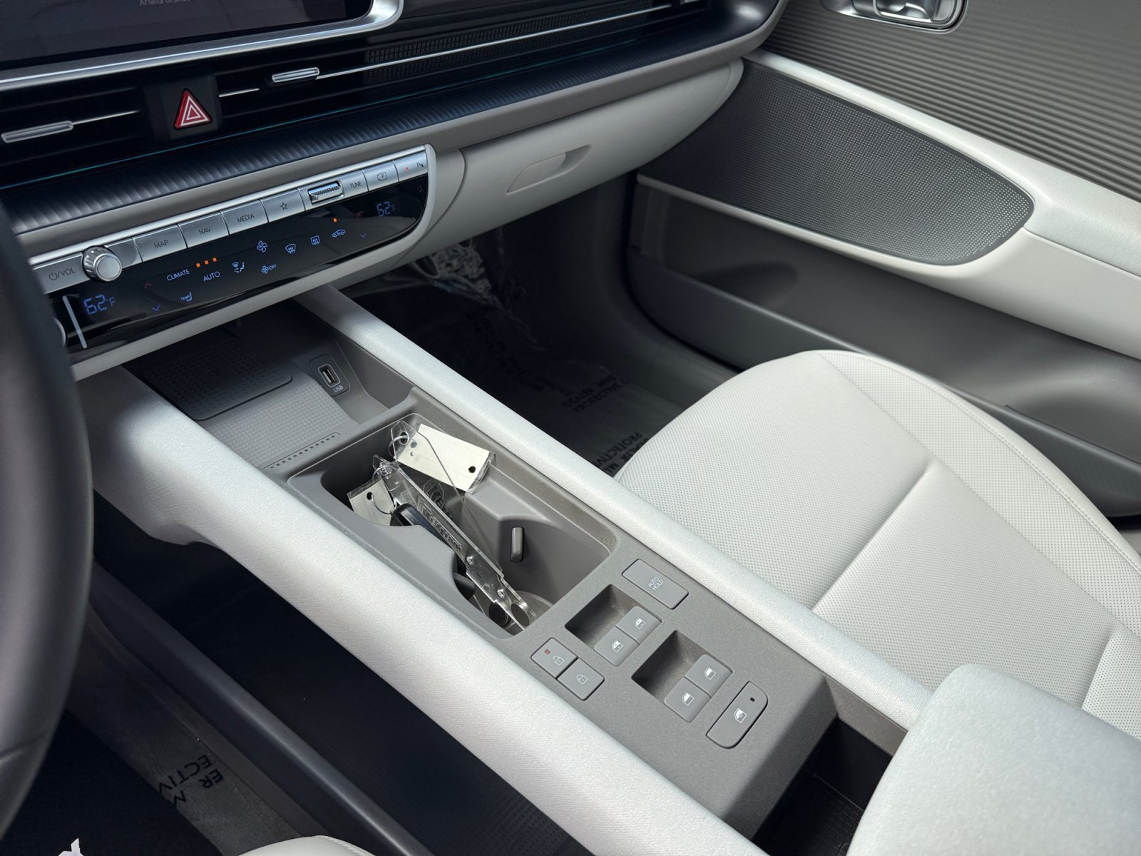 Used 2025 White Hyundai SEL image 13