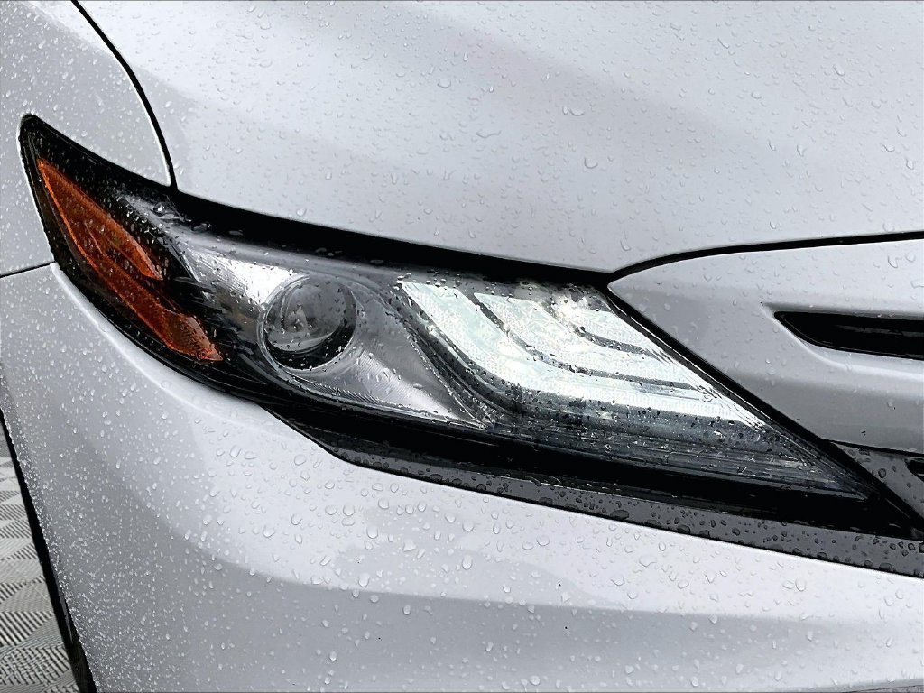 Used 2022 Ice Toyota XSE image 33