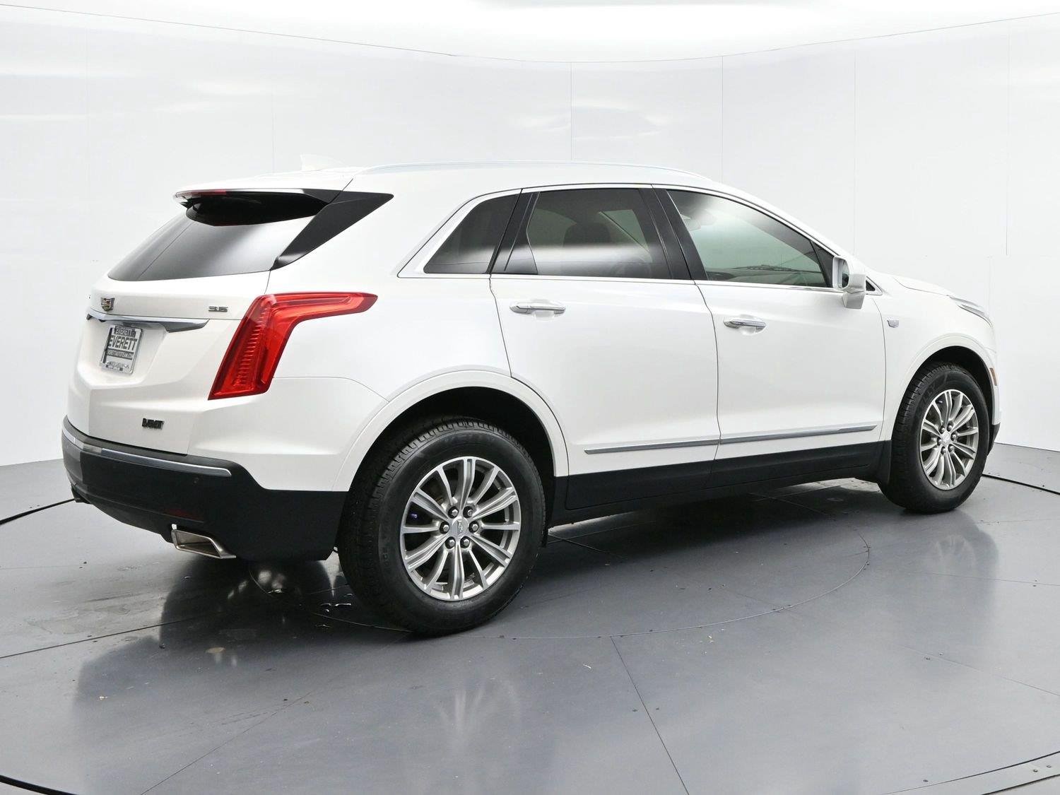 Used 2017 CRYSTAL WHITE TRICOAT Cadillac Luxury FWD image 7