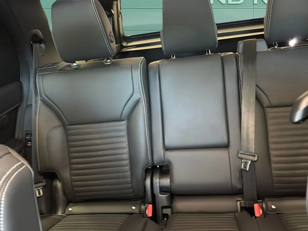 Used 2025 Santorini Black Metallic Land Rover Metropolitan Edition image 9