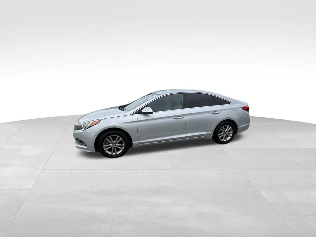 Used 2016 Silver Hyundai SE image 2