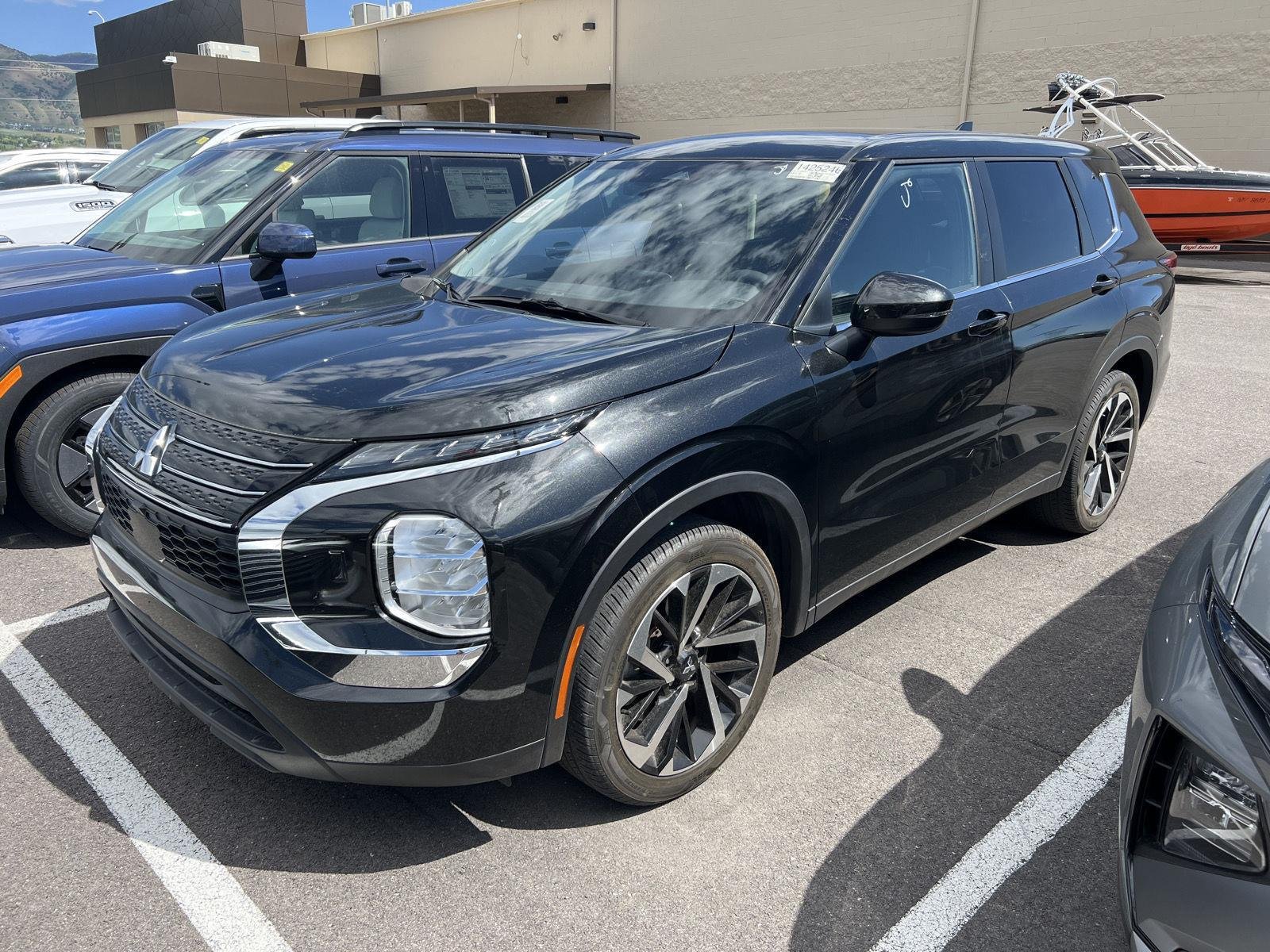 2022 Mitsubishi Outlander ES S-AWC's photo