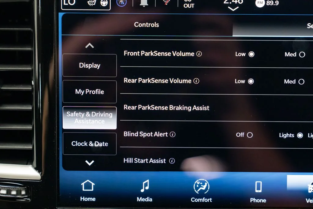 New 2027 Diamond Black Crystal Pearl-Coat Exterior Paint Chrysler Select image 19