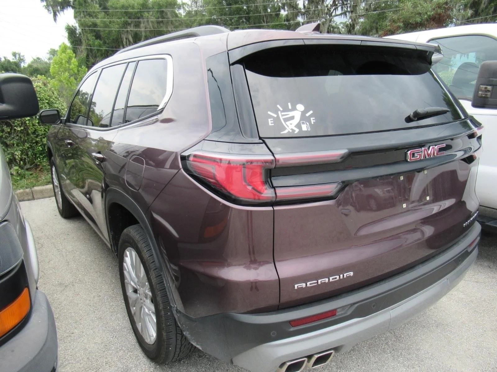 Used 2024  GMC Elevation image 3