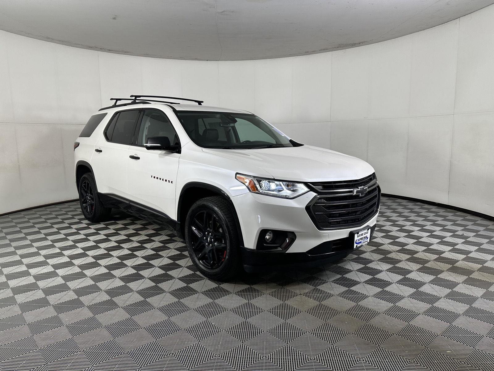Used 2018 Iridescent Pearl Tricoat Chevrolet Premier image 3