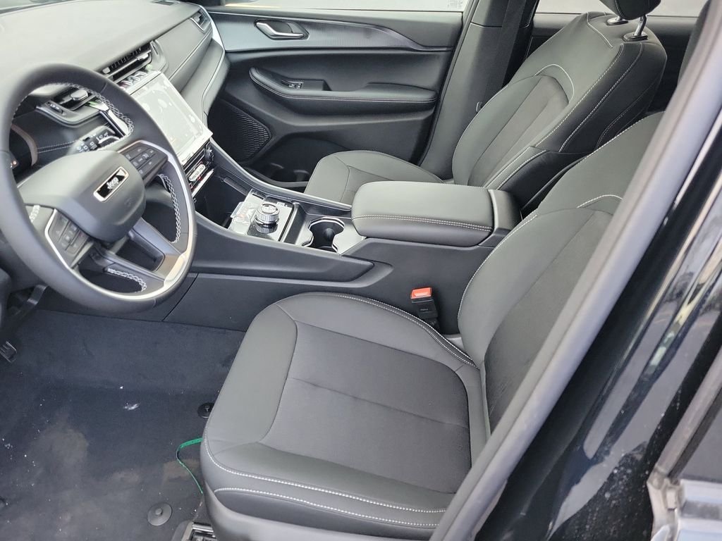New 2026 Diamond Black Crystal Pearlcoat Jeep Laredo image 21