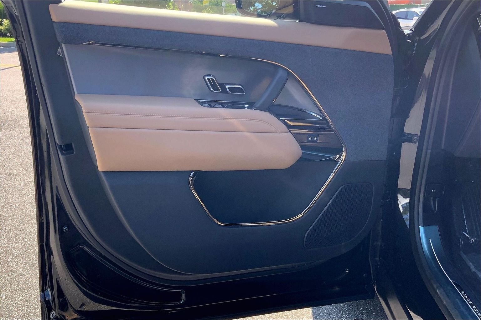 New 2026 Santorini Black Land Rover SE image 10
