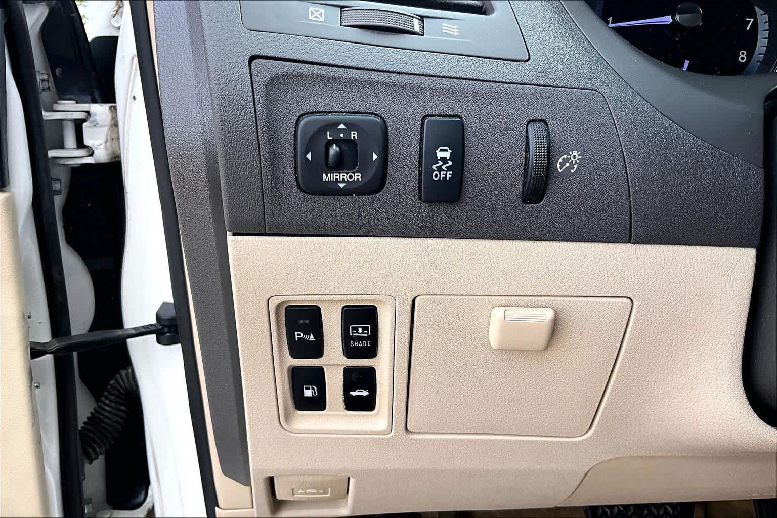 Used 2011 Starfire Pearl Lexus  image 32