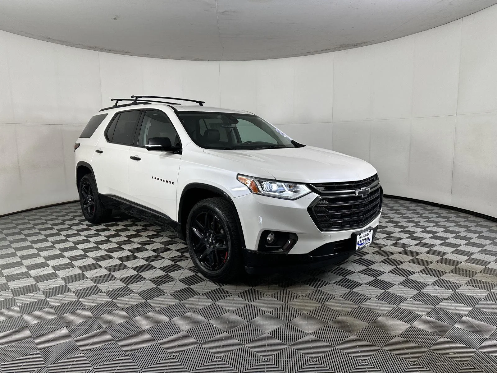 Used 2018 Iridescent Pearl Tricoat Chevrolet Premier image 3