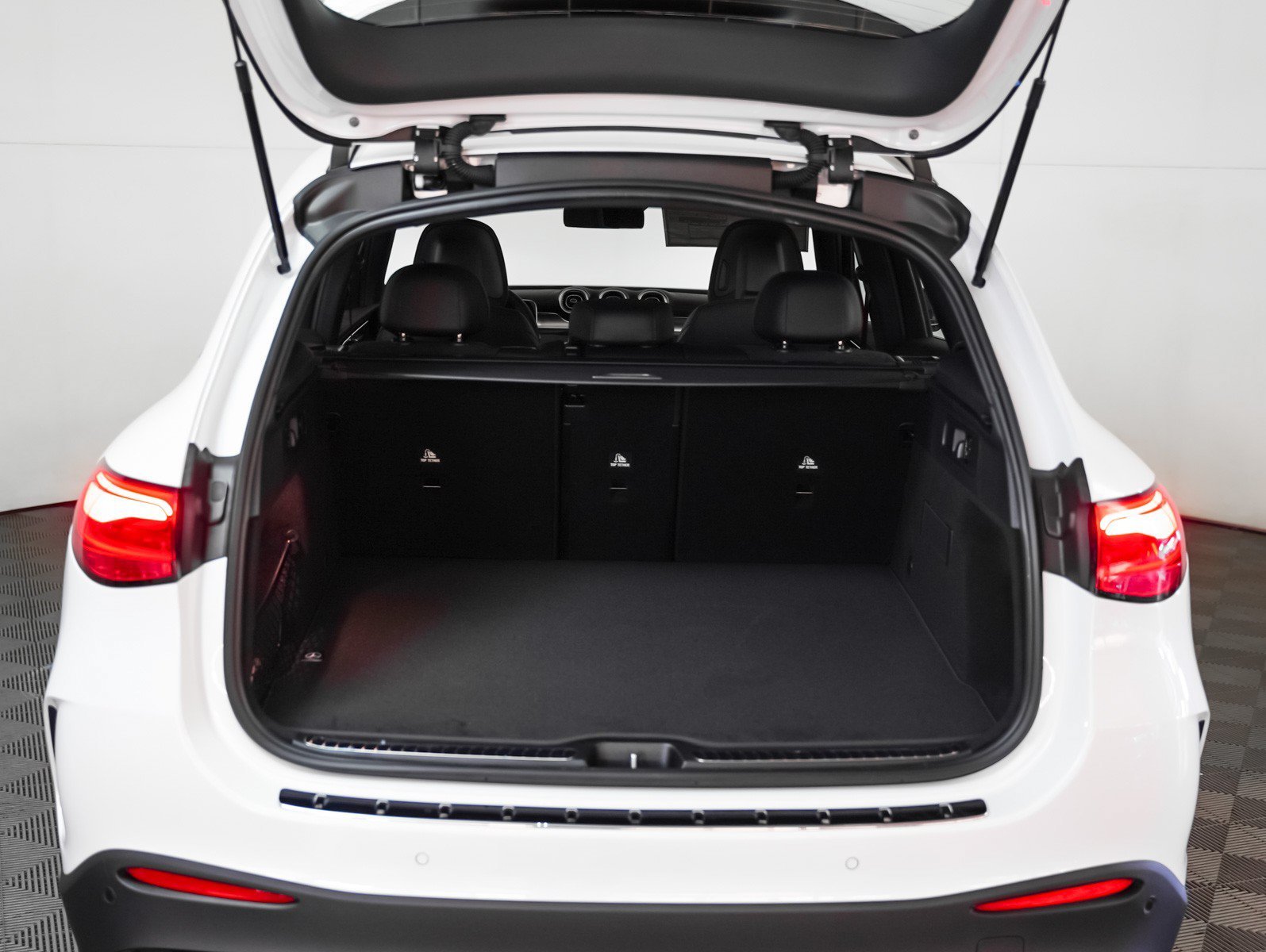 New 2026 MANUFAKTUR Moonlight White Metallic Mercedes-Benz AMG® GLC 43 4MATIC® SUV image 11