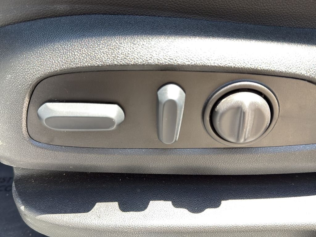 Used 2023 White GMC Denali image 21