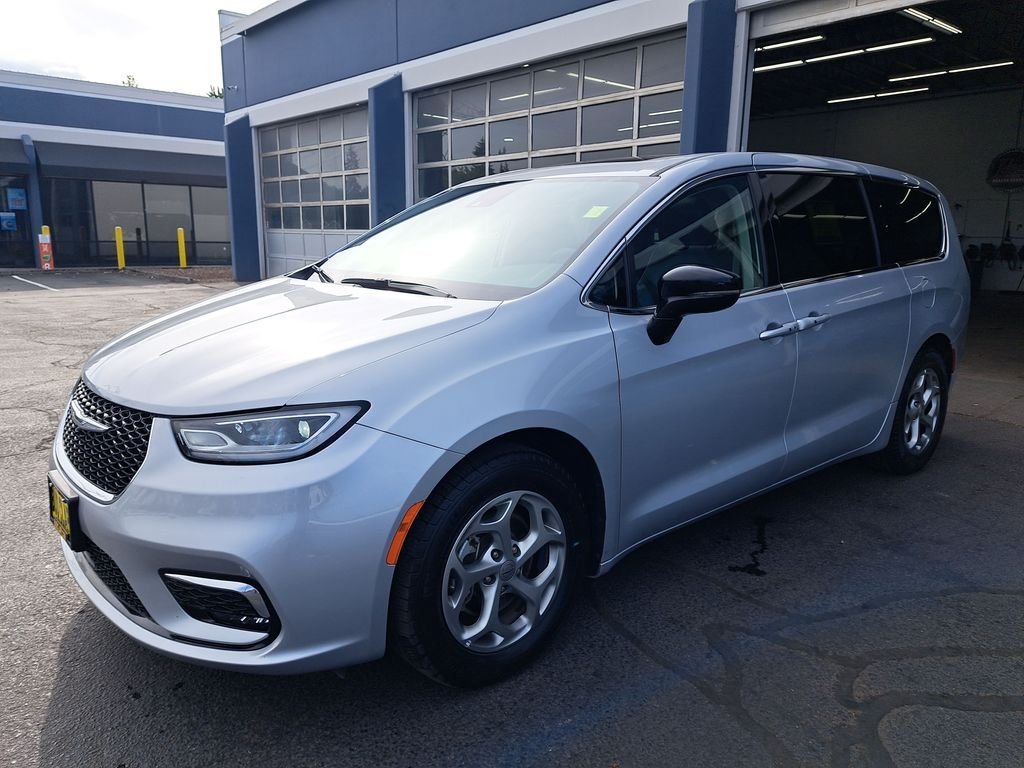 2024 Chrysler Pacifica Limited's photo
