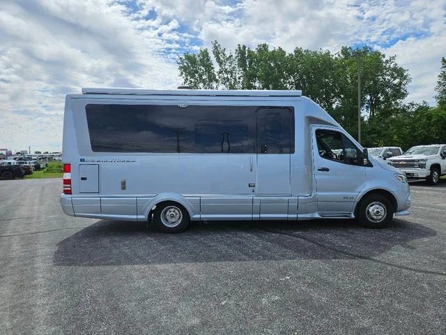 Used 2019  Mercedes-Benz Standard Roof V6 image 6