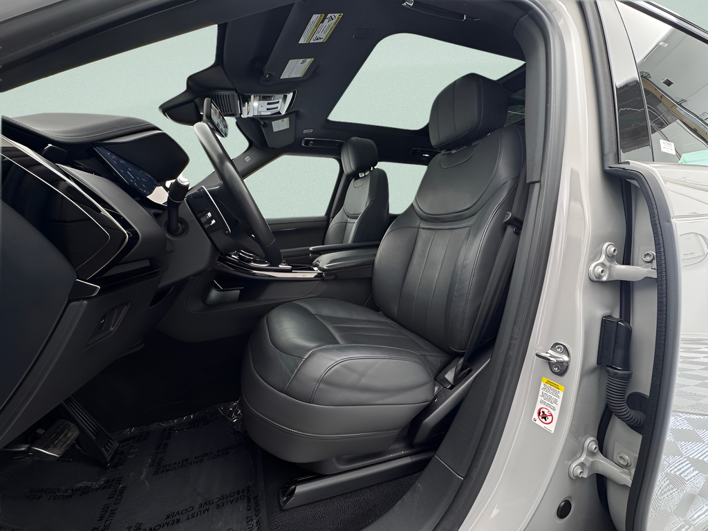Used 2023  Land Rover SE Dynamic image 23