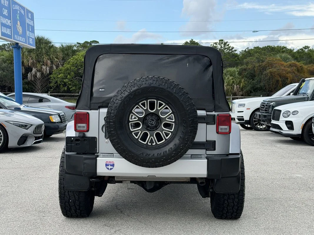 Used 2013  Jeep Sahara image 6