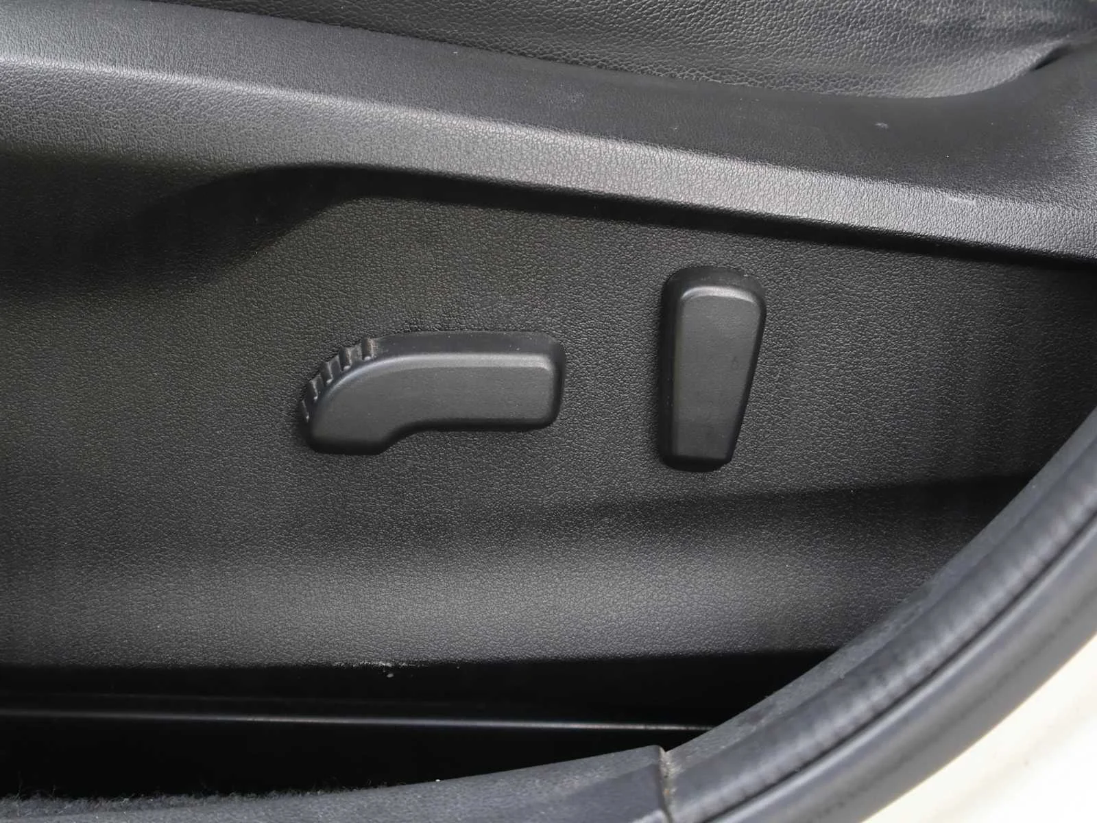 Used 2021 Crystal White Pearl Subaru Limited image 14