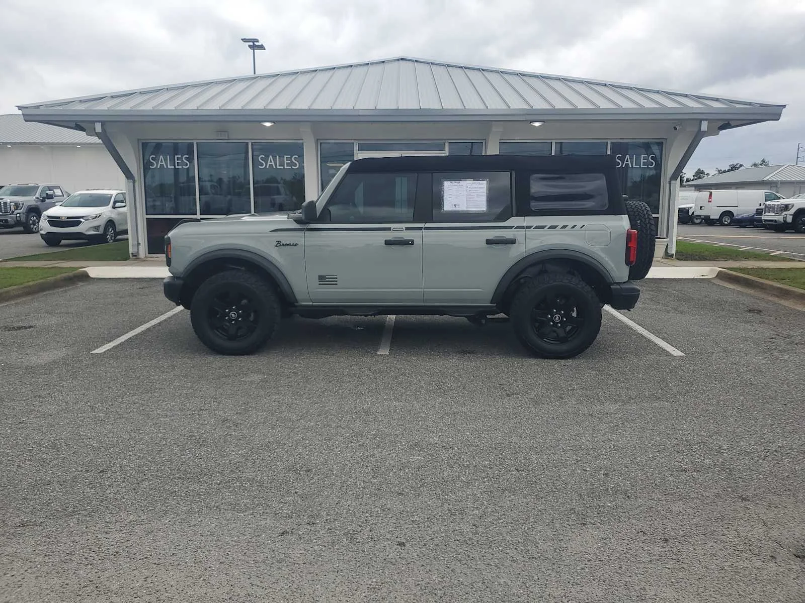 Used 2023  Ford Base image 2