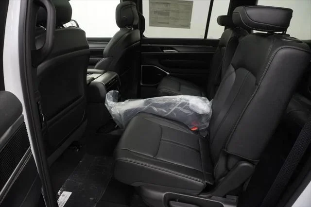 New 2026 Bright White Clear-Coat Exterior Paint Jeep Grand Wagoneer image 17