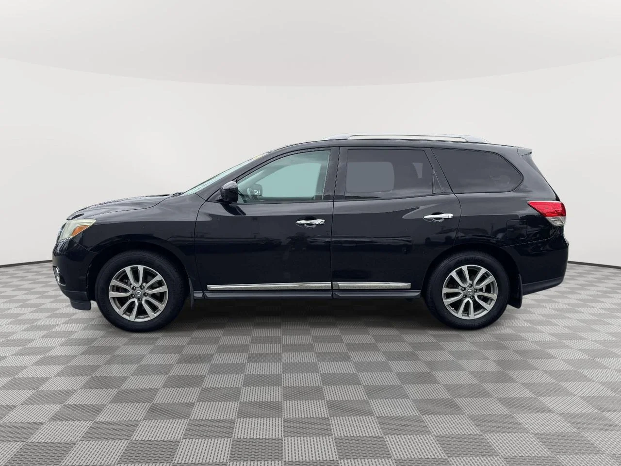 Used 2016 Magnetic Black Metallic Nissan SL image 4