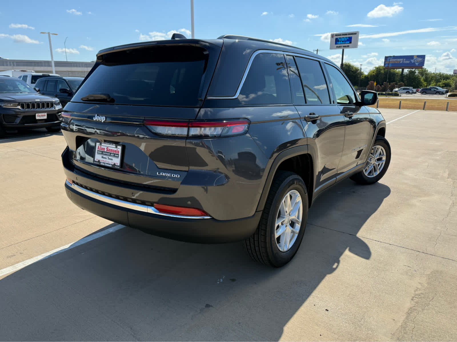 New 2026 Baltic Gray Metallic Clear-Coat Exterior Paint Jeep Laredo X image 6