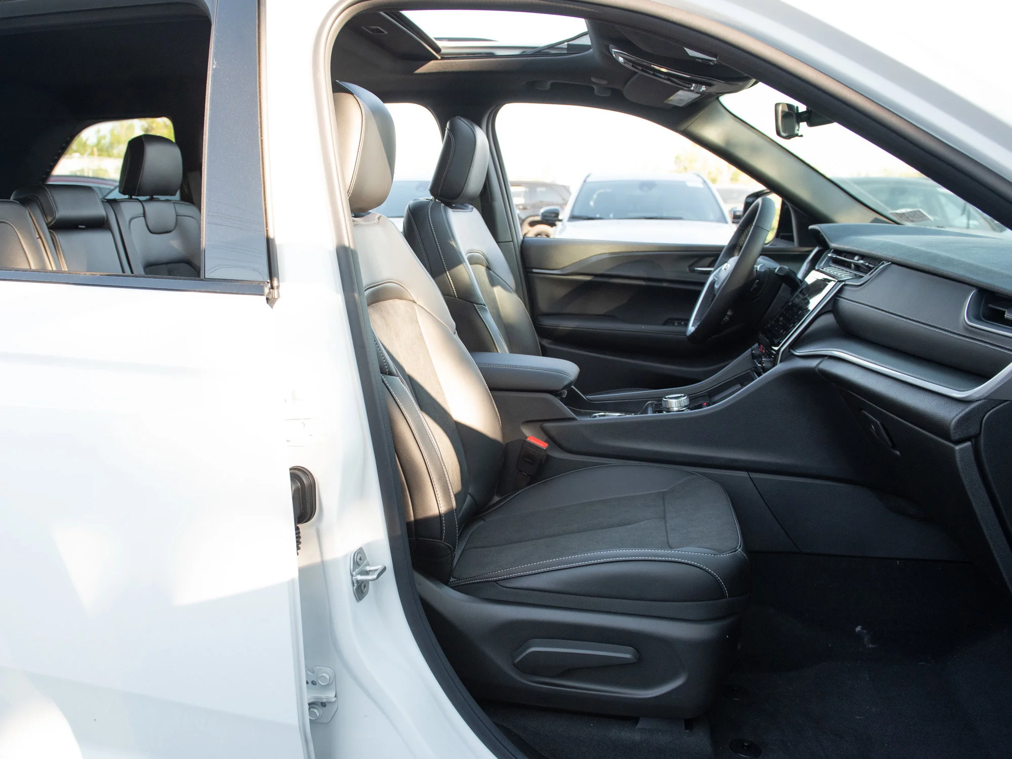 New 2025 White Jeep Altitude* 4x4, Sunroof, Trailer Tow Pkg, Heated Leather image 23
