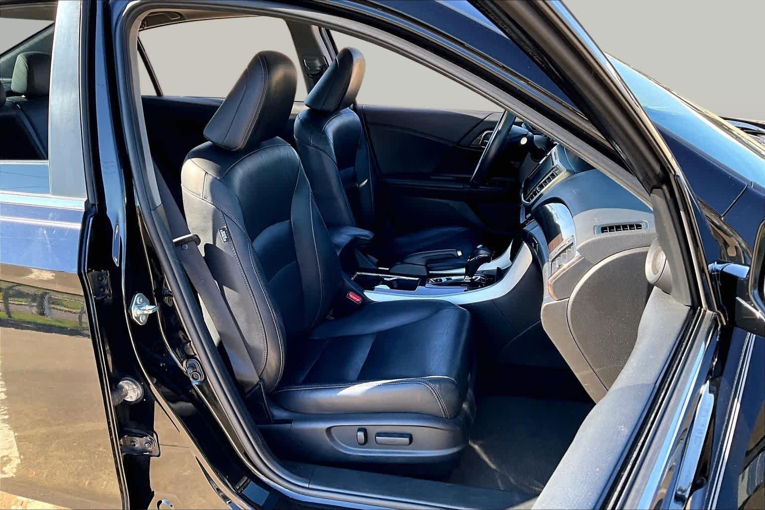 Used 2016 Crystal Black Pearl Honda EX-L image 9