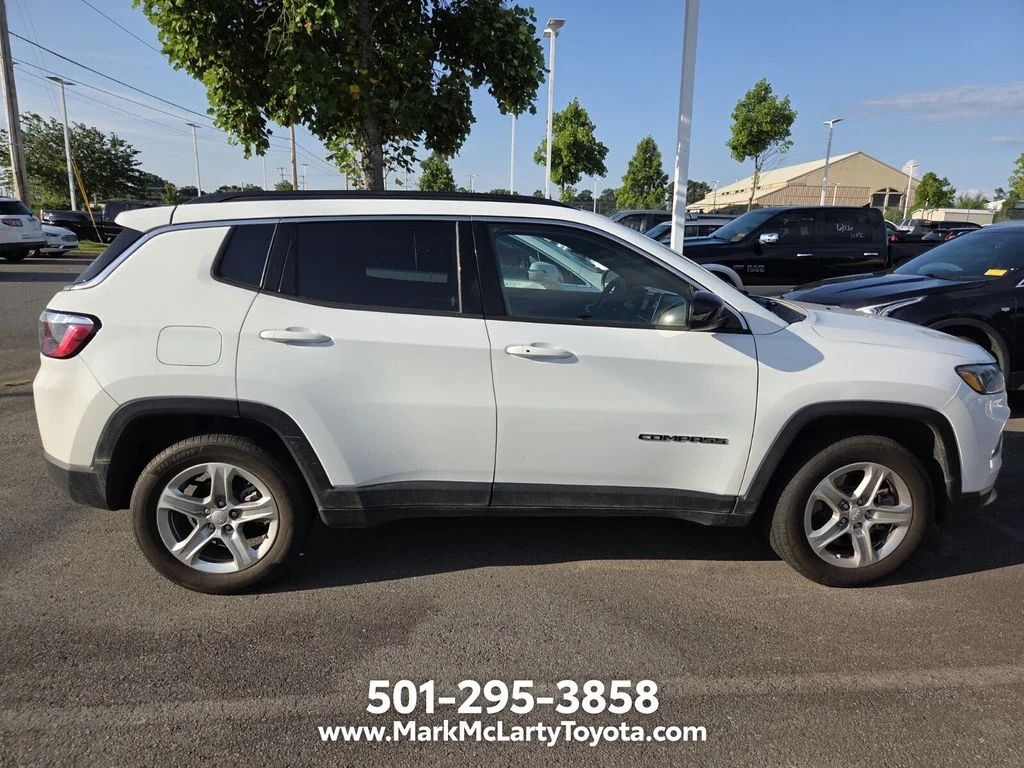 Used 2024 White Jeep Latitude image 9