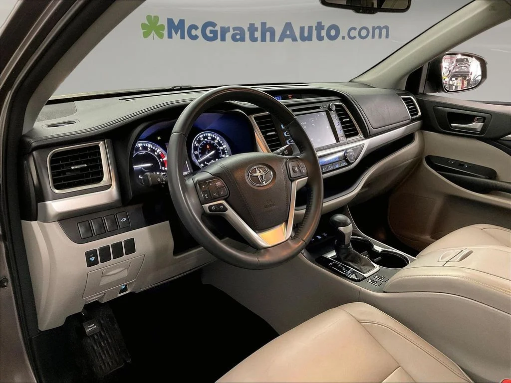 Used 2016 Gray Toyota XLE V6 image 17