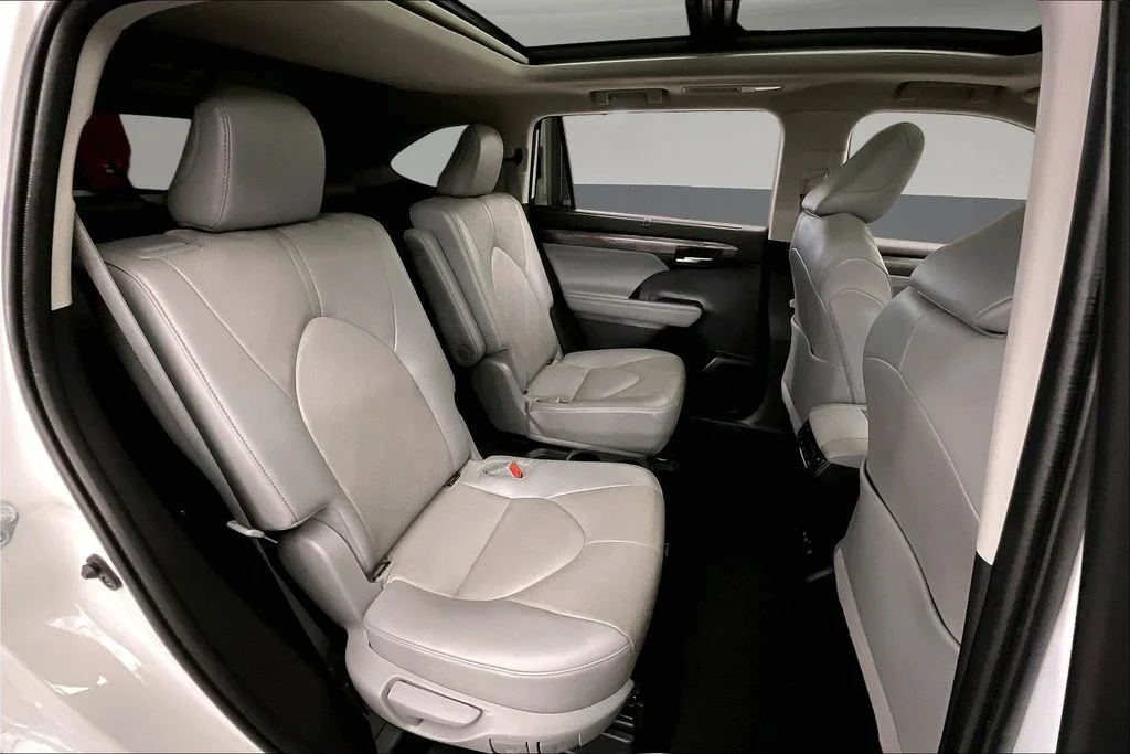 Used 2022 Beige Toyota Platinum image 31