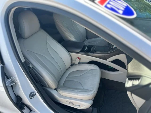 Used 2016 White Lincoln Reserve image 28