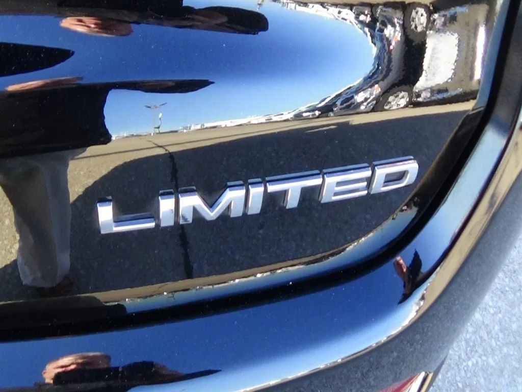 Used 2024 Diamond Black Crystal Pearl Coat (pxj) Jeep Limited image 11