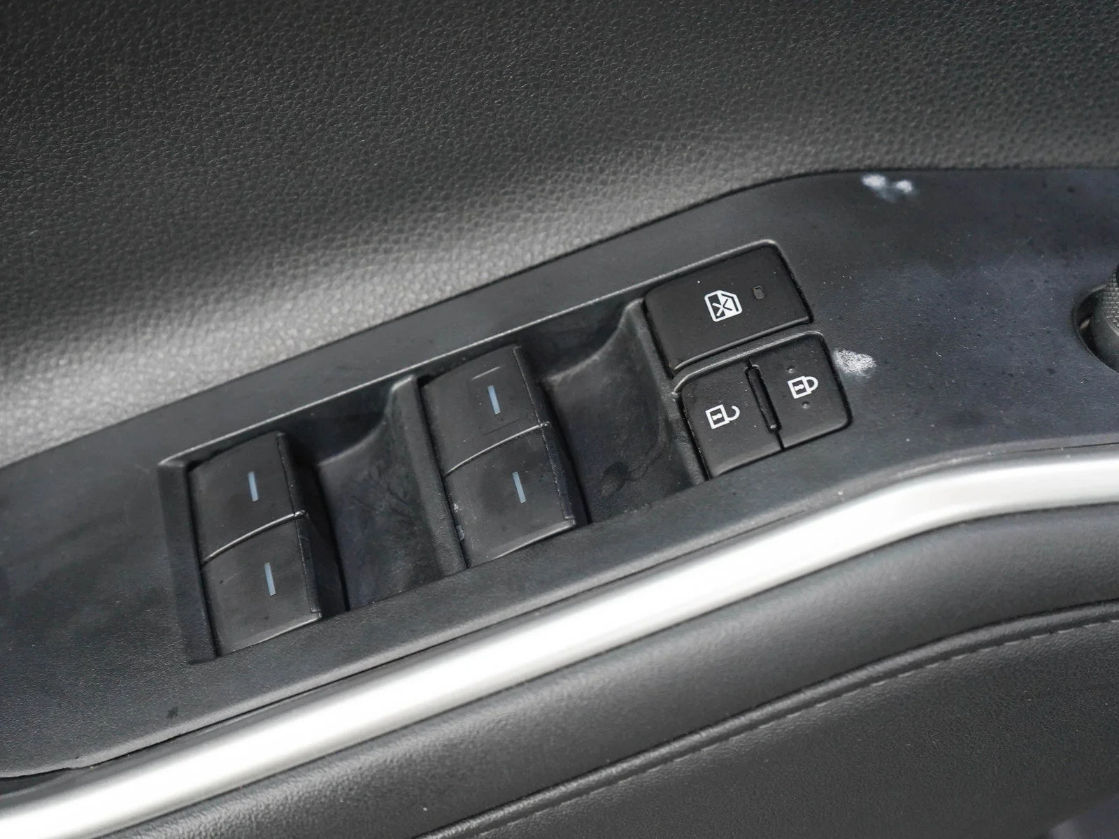 Used 2024 Silver Toyota XLE AWD (Natl) image 23