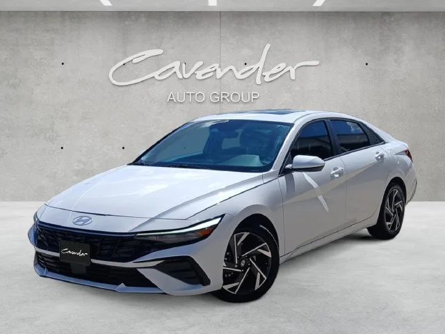 Used 2024 White Hyundai SEL image 1