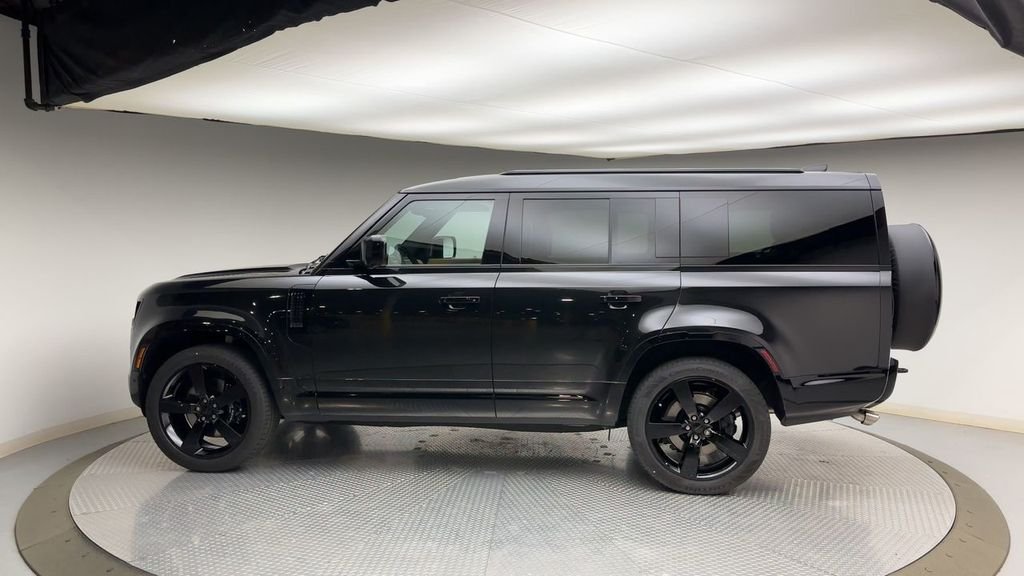 New 2026 Santorini Black Land Rover V8 image 5