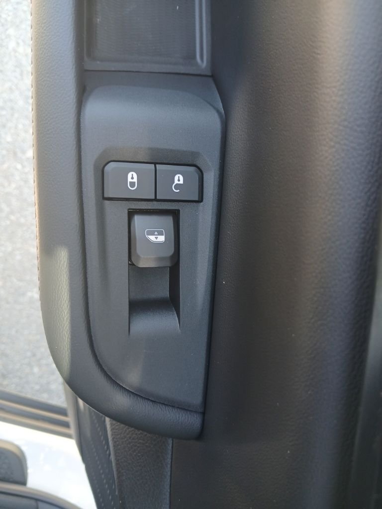 New 2026 Bright White Clear-Coat Exterior Paint Jeep Laredo image 33