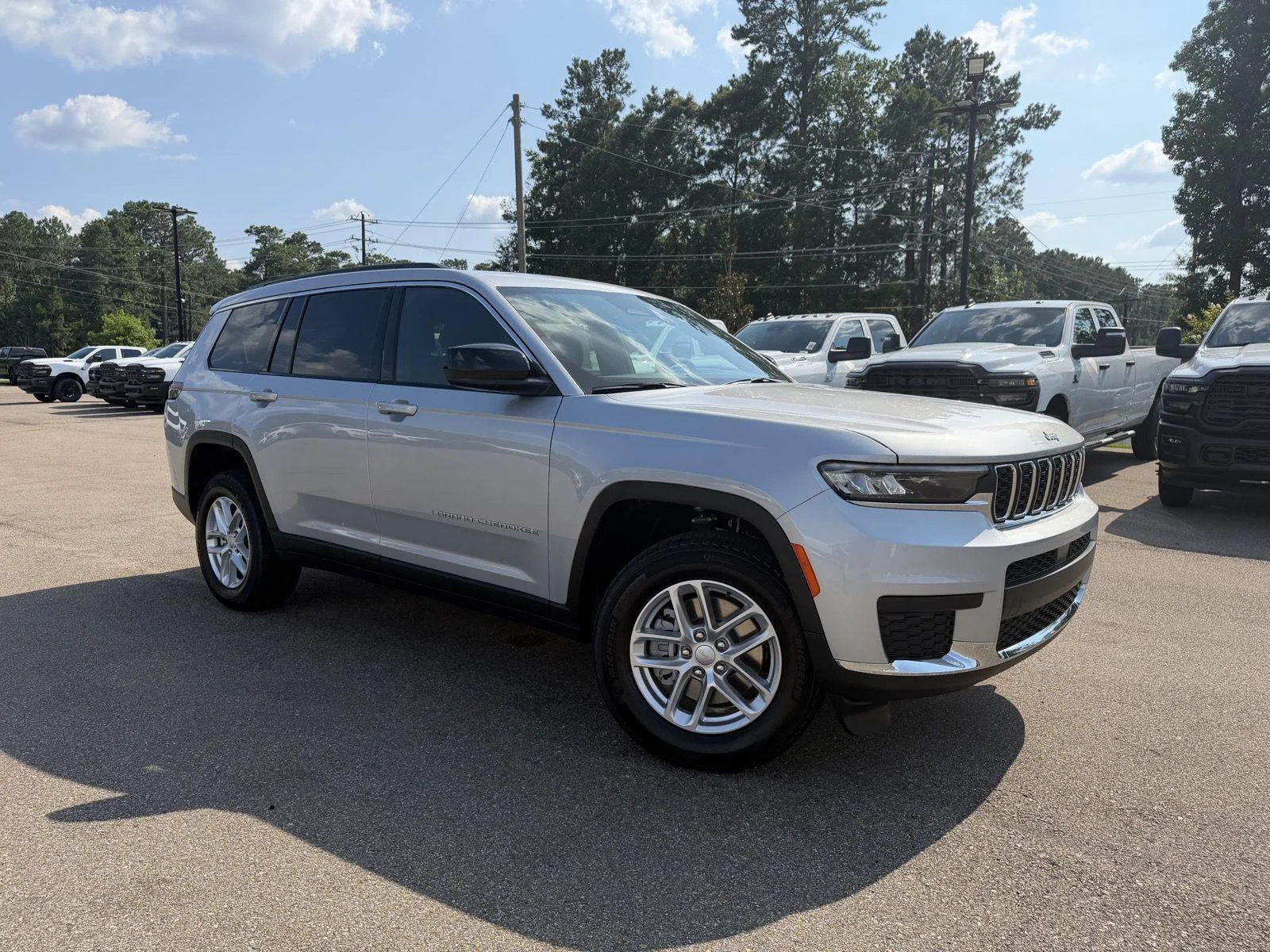 New 2026 Silver Zynith Exterior Paint Jeep Laredo image 3