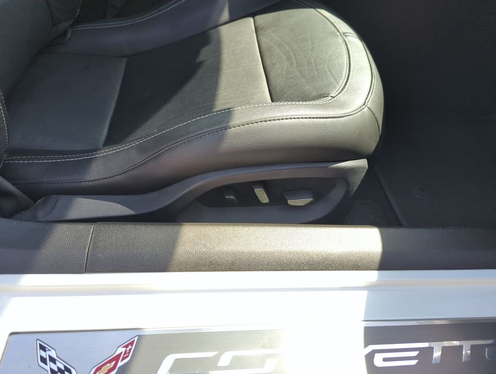 Used 2015 White Chevrolet Stingray Z51 image 28